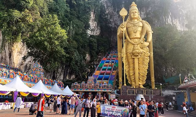 Nhiều người viếng động Batu