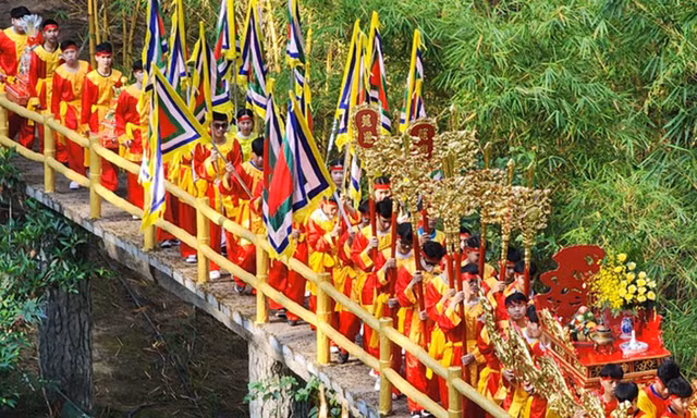 Hàng ngàn du khách dâng hương Giỗ tổ trên núi Phượng Hoàng Đà Lạt