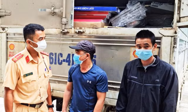 Cảnh sát giao thông phát hiện phụ xe trốn trong thùng ô tô tải để vượt chốt