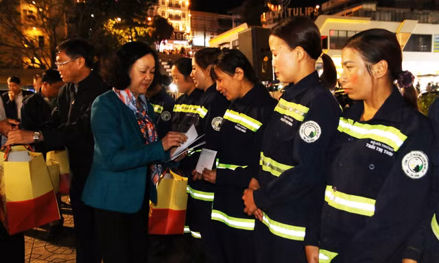 Thường trực Ban Bí thư trao quà Tết cho công nhân môi trường tại Đà Lạt