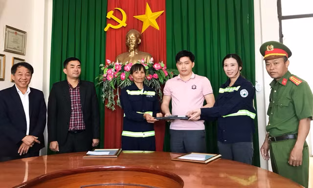 Hai nhân viên môi trường ở Đà Lạt trả lại balo có laptop và 4.700 USD cho người đánh rơi 