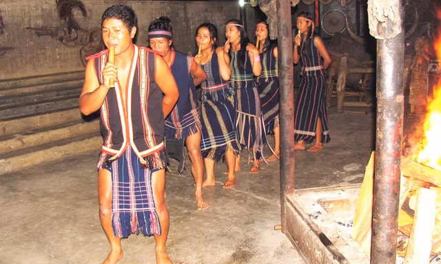 Làng nghệ sĩ chân trần dưới chân núi Lang Biang