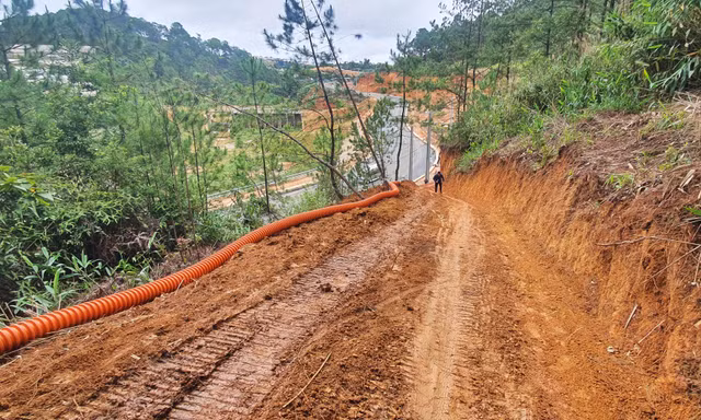 Ngang nhiên xẻ đồi, mở đường trong khu du lịch quốc gia hồ Tuyền Lâm