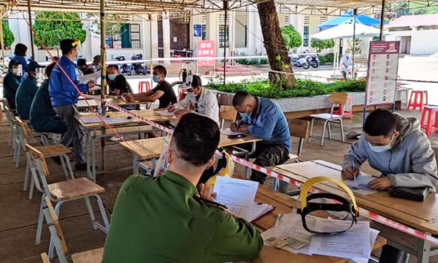 Lực lượng chức năng lập biên bản những người "né" trạm kiểm dịch