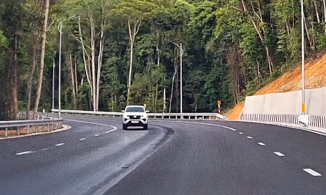Xuất hiện vệt hóa chất lạ gây bong tróc mặt đường đèo Prenn