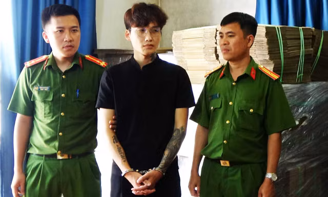 Bắt giam đối tượng tàng trữ, mua bán hàng ngàn mũ bảo hiểm giả