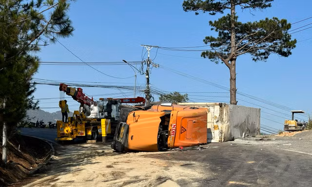 Xe container lật chắn ngang đèo Mimosa, phân luồng giao thông qua đèo Prenn 