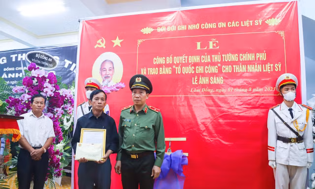 Truy tặng Huy hiệu Tuổi trẻ dũng cảm cho đại uý Lê Ánh Sáng và anh Phạm Ngọc Anh