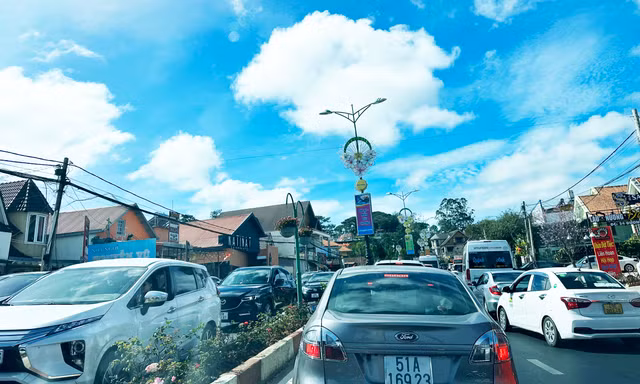 Du khách nườm nượp du xuân, Đà Lạt ùn ứ ở nhiều tuyến đường