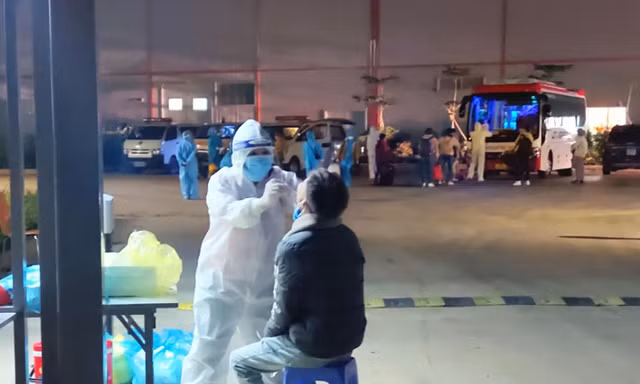 Lấy mẫu xét nghiệm cho công nhân Nhà máy sợi Đà Lạt