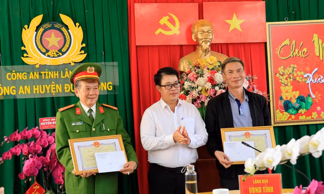 Khen thưởng lực lượng bắt giữ thành công đối tượng dùng súng cướp ngân hàng