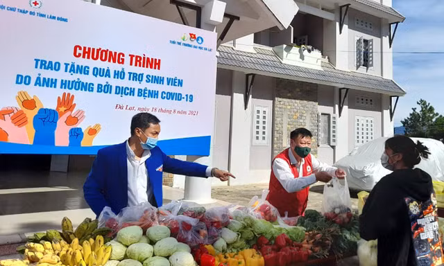 Tặng quà cho sinh viên gặp khó khăn 