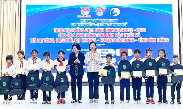 Trao 50 suất học bổng Vừ A Dính cho học sinh huyện nghèo Đam Rông 