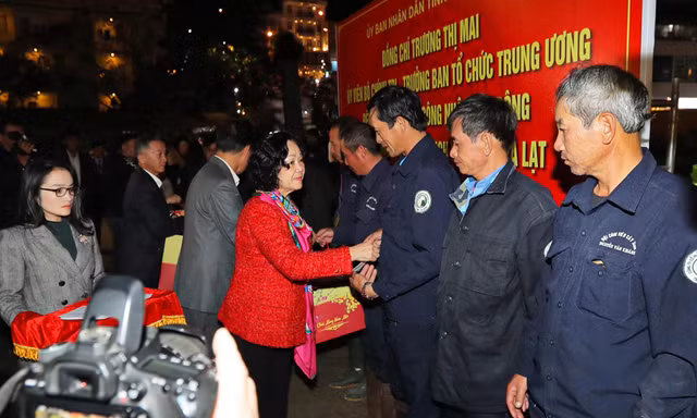 Bà Trương Thị Mai tặng quà cho người lao động trong đêm giao thừa ở Đà Lạt