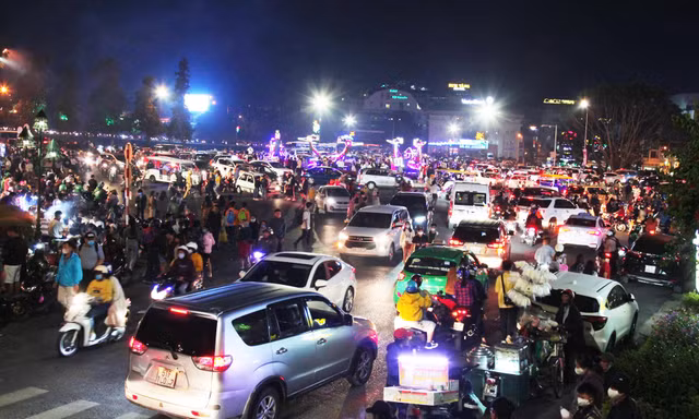 Đường lên Đà Lạt ùn tắc liên tục, hầu hết khách sạn kín phòng
