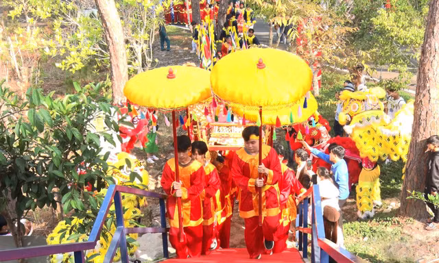 Hàng nghìn người dự lễ Giỗ Tổ Hùng Vương trên núi Phụng hoàng Đà Lạt