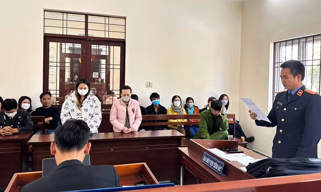 Hai bảo mẫu hành hạ cháu bé 2 tuổi bị phạt tù, phải bồi thường 150 triệu đồng 