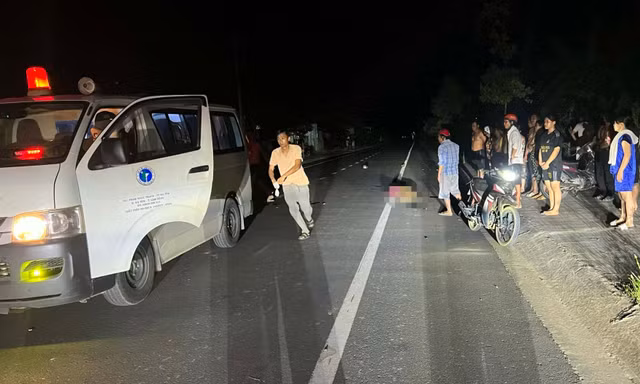 Tông xe máy vào 2 người đứng trước cửa nhà, 3 người thương vong