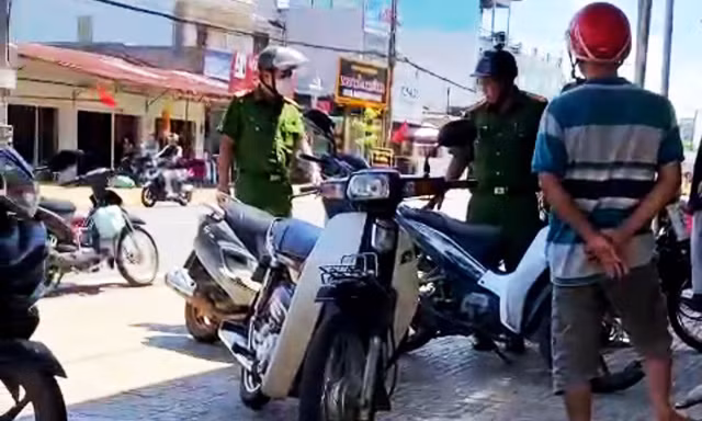 Đối tượng cầm cố vàng giả đâm trọng thương người vây bắt 