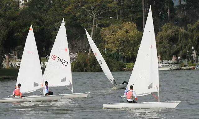 Mãn nhãn màn biểu diễn thuyền buồm và cuộc đua SUP ở Đà Lạt 