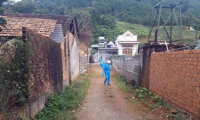 Phun thuốc khử khuẩn xóm 2, thôn 5, xã Đại Lào
