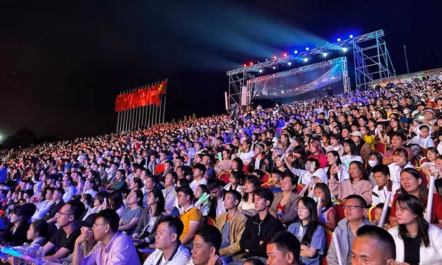 Hàng vạn người đổ về quảng trường Lâm Viên, bất chấp tin đồn ‘Đà Lạt có biến’