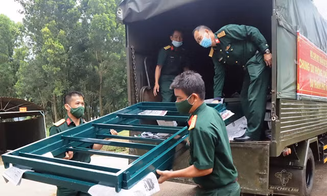 Chuyển trang thiết bị vào bệnh viện dã chiến. Ảnh: CTV
