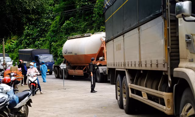 Ùn tắc tại chốt kiểm dịch đèo Chuối