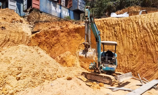 Ta luy cao 3m đổ sập đè chết một thợ hồ ở Đà Lạt