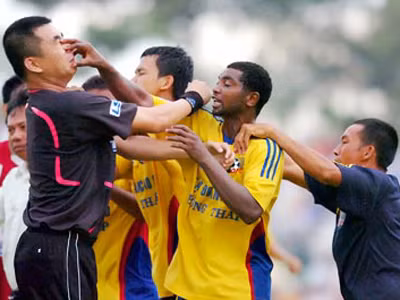 Sân cỏ Việt Nam như một...võ đài