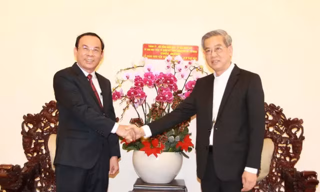  Bí thư Thành ủy Nguyễn Văn Nên thăm hỏi, chúc mừng Tổng giám mục Nguyễn Năng (phải) nhân dịp Lễ Giáng sinh 2020 và năm mới 2021. Ảnh: NLĐ