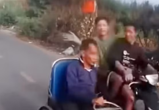 CLIP: Người đàn ông ngồi xe lăn bị đánh vào đầu
