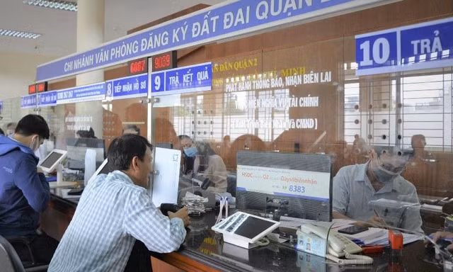 Người dân TPHCM sắp hết cảnh vã mồ hôi xếp hàng chờ giải quyết thủ tục hộ tịch