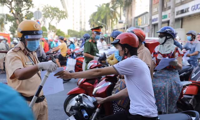 Ca nhiễm tăng, TPHCM khẩn cấp yêu cầu hạn chế tụ tập, đến nơi đông người