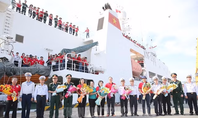 Đại biểu TPHCM thăm cán bộ chiến sĩ và nhân dân Trường Sa, nhà giàn DK1