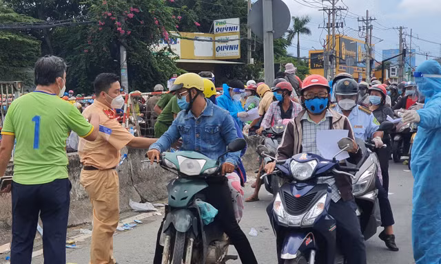 TPHCM dừng tất cả chốt kiểm soát COVID-19, đi lại ở các cửa ngõ trở lại bình thường 