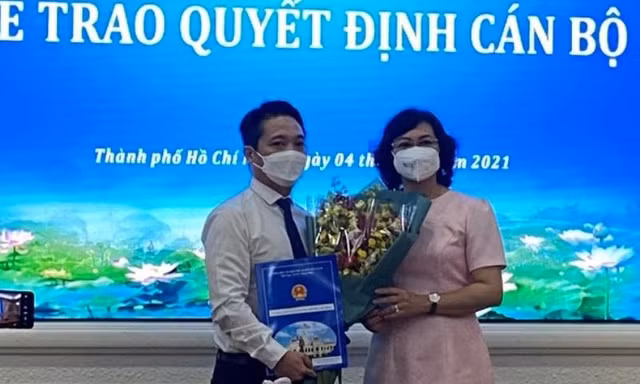 Ông Lê Trương Hiền Hoà (trái) nhận quyết định bổ nhiệm từ Phó Chủ tịch UBND TPHCM Phan Thị Thắng