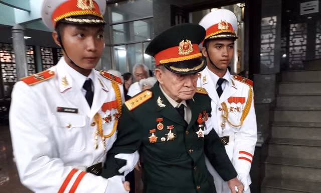 Đại tá Tư Cang đến viếng huyền thoại tình báo Mười Hương, chiều 15/6 tại Nhà tang lễ Bộ Quốc phòng. Ảnh: Huy Thịnh