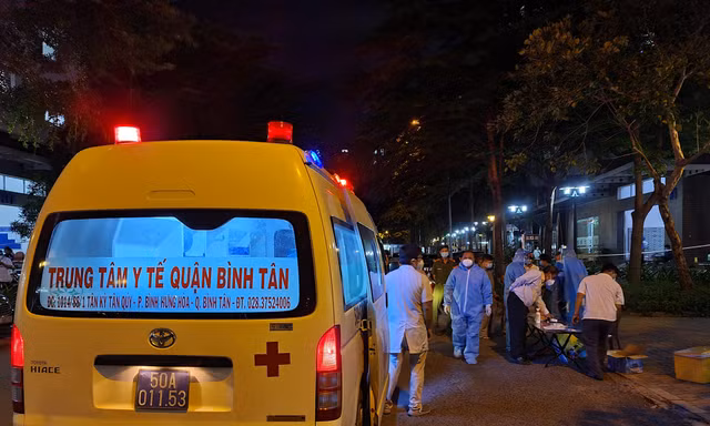 Chủ tịch TPHCM yêu cầu huy động toàn bộ xe cứu thương vận chuyển F0 
