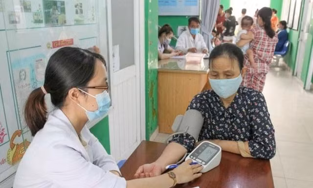 TPHCM đề xuất trả lương 7-9 triệu đồng/tháng cho y, bác sĩ cao tuổi làm việc ở trạm y tế