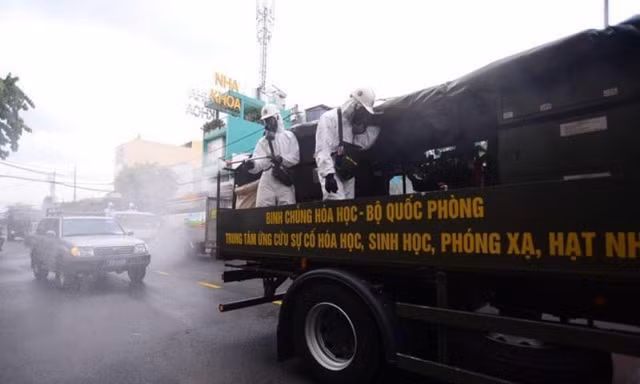 TPHCM bác bỏ tin đồn thất thiệt '5 máy bay trực thăng phun khử khuẩn vào tối nay' 