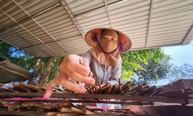 Làng nghề hương truyền thống hối hả vụ Tết