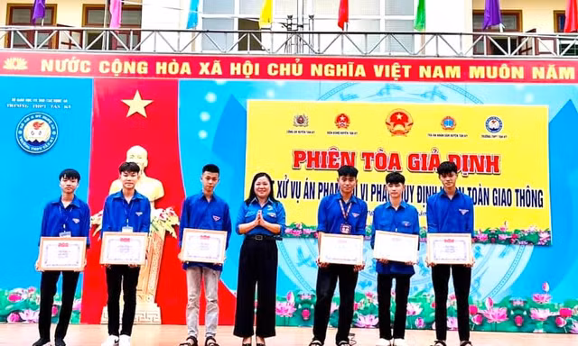 Tuyên dương nhóm nam sinh dầm mình trong mưa cứu người bị nước lũ cuốn trôi