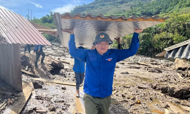 Thanh niên hỗ trợ người dân khắc phục hậu quả lũ quét