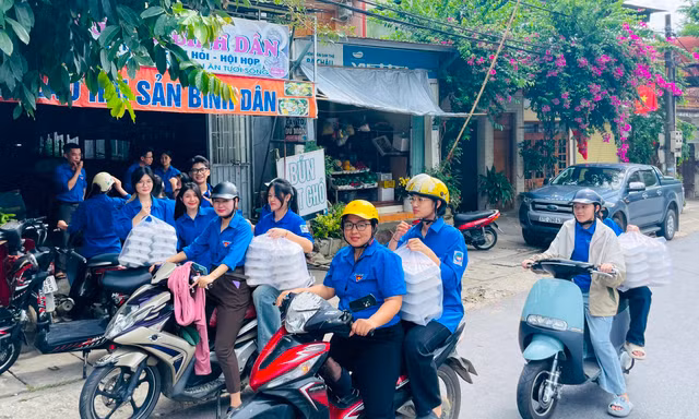 Tuổi trẻ Nghệ An tiếp sức kỳ thi tuyển sinh lớp 10: Hàng trăm suất cơm nghĩa tình tặng sĩ tử 