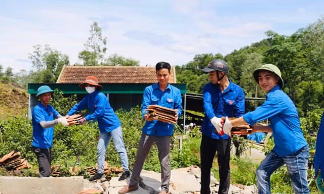 Chiến dịch tình nguyện Hè: 5/9 Tỉnh Đoàn về đích hỗ trợ công trình đường dây 500 kV mạch 3