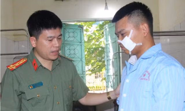 Bị tấn công gây thương tích, thượng uý công an nén đau quật ngã đối tượng ma tuý
