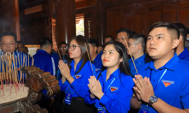 Đoàn đại biểu giải thưởng Lý Tự Trọng dâng hương tưởng niệm Chủ tịch Hồ Chí Minh
