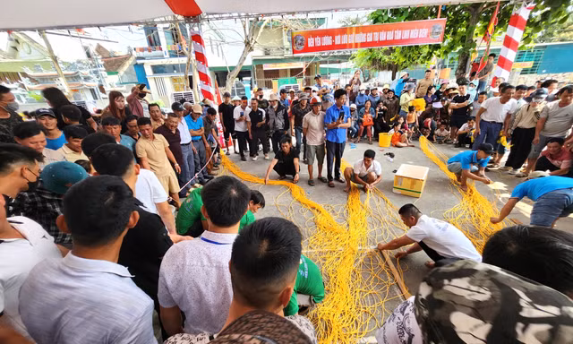 Xem ngư dân tay thoăn thoắt đan lưới ở Hội Đền Yên Lương