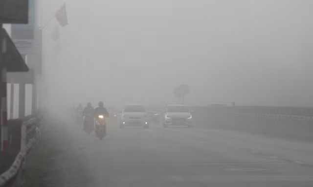 Sương mù giăng kín ở Nghệ An, ô tô xe máy phải bật đèn ban ngày